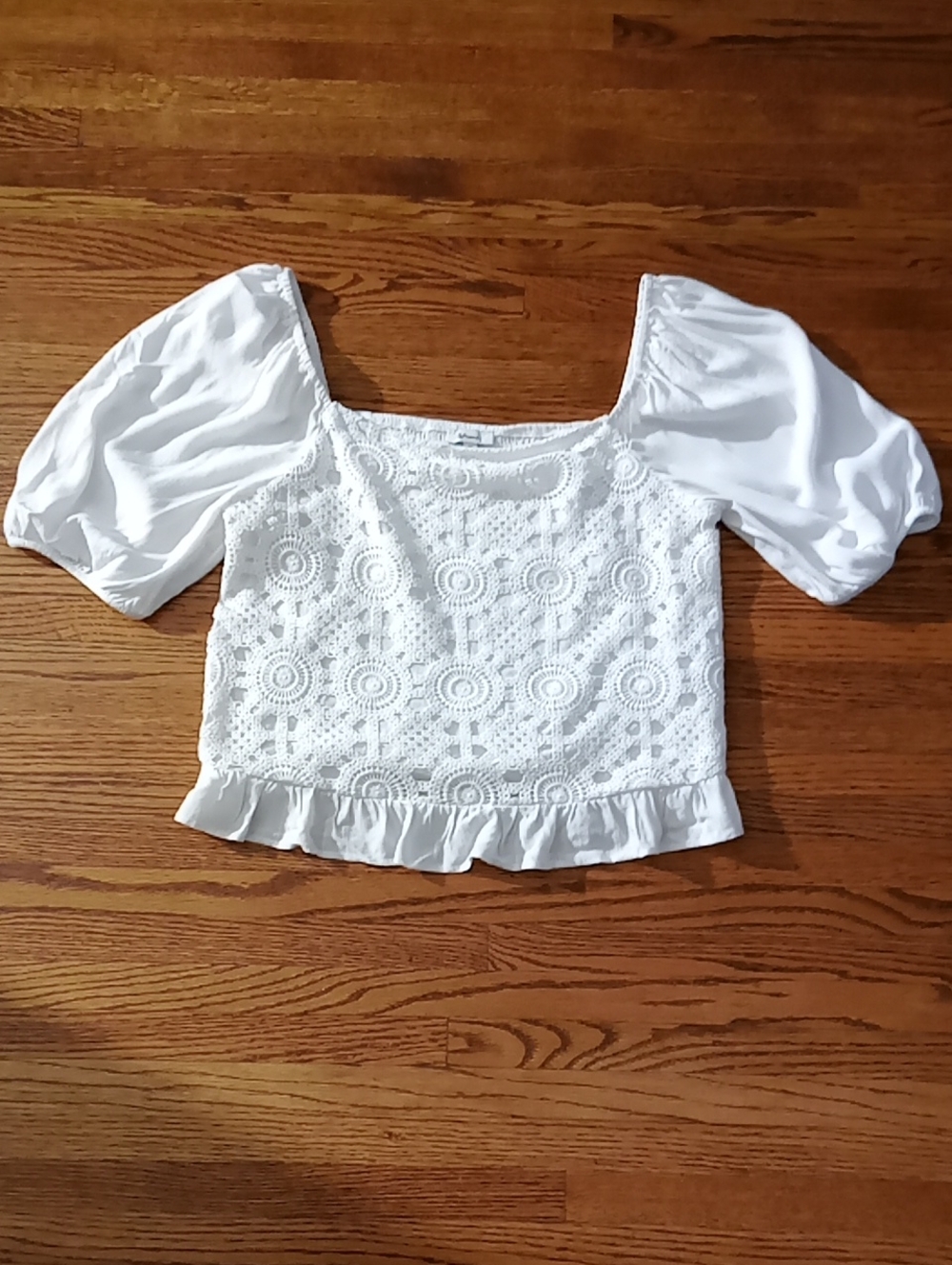 Reitmans White Lace Top Puff Sleeves and Ruffle Hem Size Medium PTP 20" L 21"